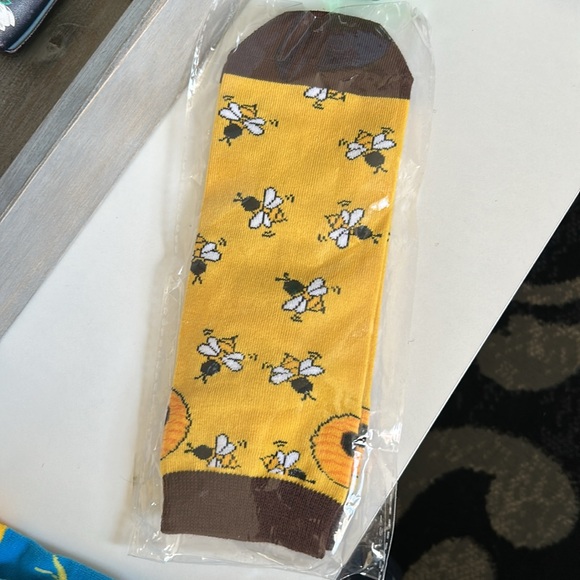 Two pair of a Brand new bee socks! - Picture 3 of 3